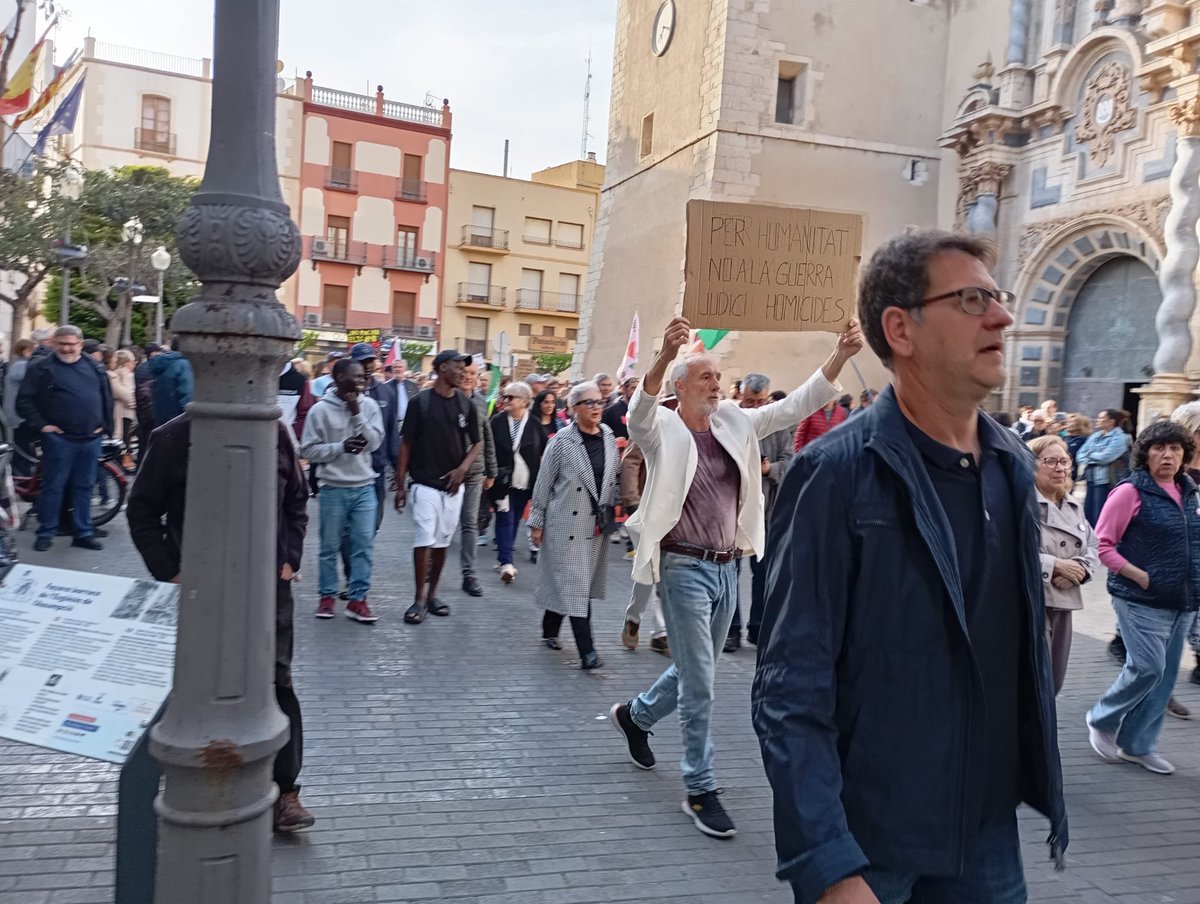 Decidim_'s tweet photo. 📍 Vinaròs
Ahir, Decidim, amb una quarantena de col·lectius, al carrer contra la guerra ✊🕊️
No en el nostre nom.
#NoALaGuerra #Vinaròs #Pau #StopWar
#Decidim #PaísValencià https://t.co/v70kQyjGnN