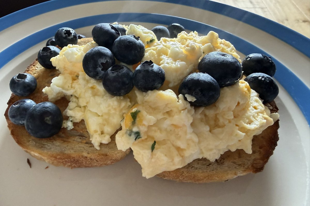 JohnHuyton's tweet photo. Brunch: scrambled eggs on Jason’s sourdough with blue berries on the side.

Simple Flavours but Simply Delicious 🥰🫶 

Meal Intake approx. 467 calories
Nutracheck App calories verified 📲

#protien #anixety #mentalhealth #lifestylechanges #threemoretogo #7stonelost #diabetes #2026Goals #UFB #ProudMoment