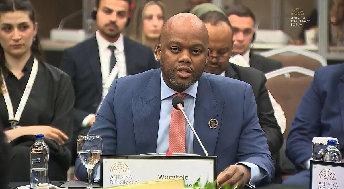 merhabafrika's tweet photo. 🌍 AfCFTA Genel Sekreteri Wamkele Mene, Antalya Diplomasi Forumu'nda Afrika'nın 1,3 milyarlık nüfusa sahip dev pazarını birleştirme vizyonunu detaylandırdı.

📌 Afrika'nın küresel tedarik zincirlerinde ham madde tedarikçisinden "sanayi merkezine" dönüşmesi gerektiğini vurgulayan Mene, dijital ticaret protokollerinin geliştirilmesi, KOBi'lerin güçlendirilmesi ve kadın girişimcilerin desteklenmesini stratejik öncelikler olarak sıraladı. 

@AntalyaDF @AfCFTA @MeneWamkele
#ADF2026 #AfCFTA #Africa