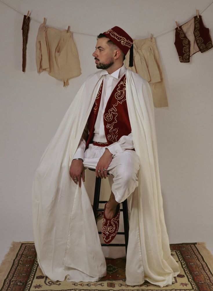 maysa_hm's tweet image. The traditional Algerian men's costume - an identity worn in every detail 🇩🇿 Tarbouche + belgha + djabadouli + ceinture 

Heritage #TraditionalAttire #Algeria #Craftsmanship #Menswear