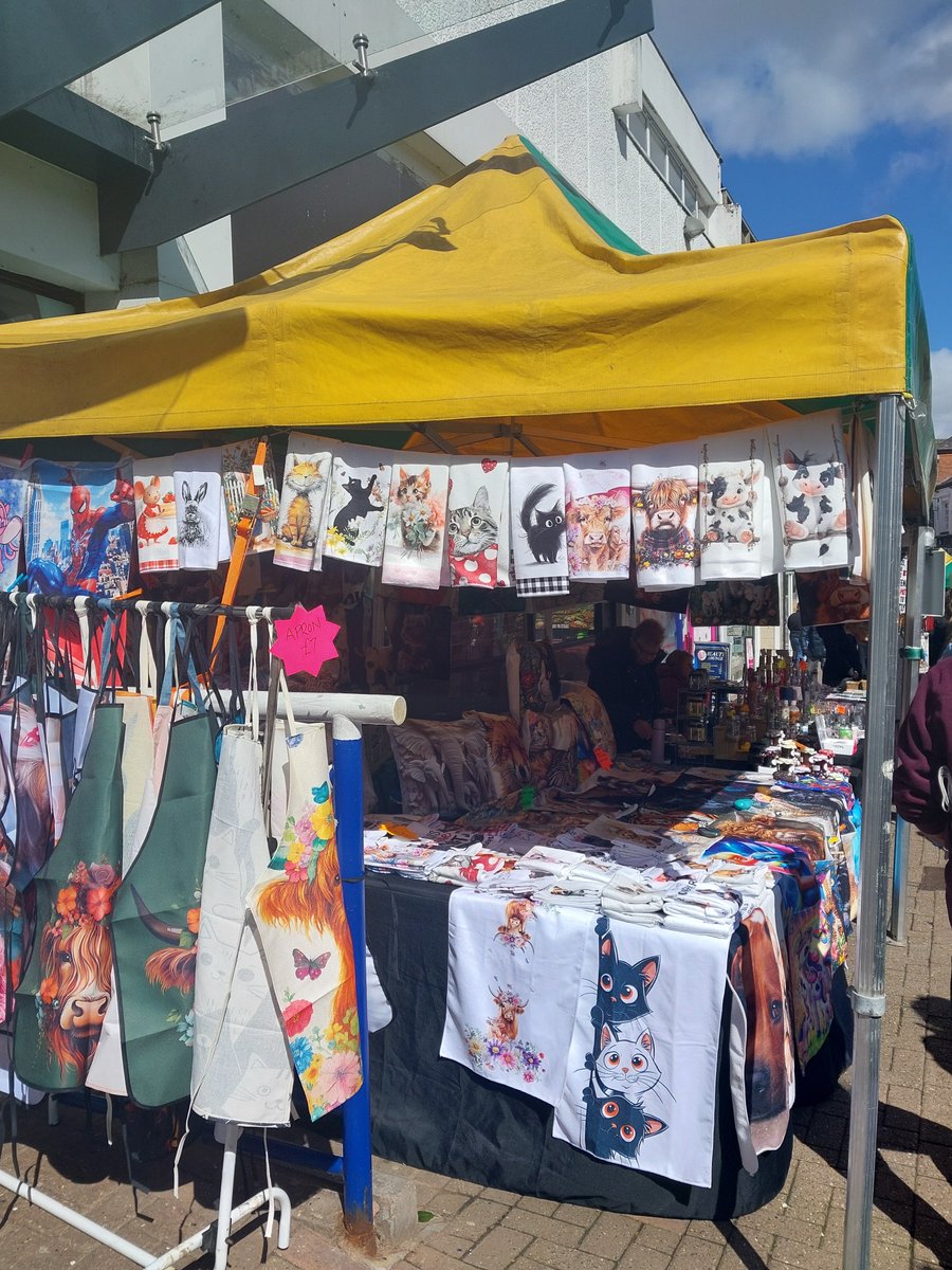 HalesowenWMP's tweet image. Today the Designated Neighbourhood Officer for Halesowen South has been patrolling around the town centre and has spoken to lots of members of the community enjoying the sunshine and the market on this lovely Saturday! #workingtogether