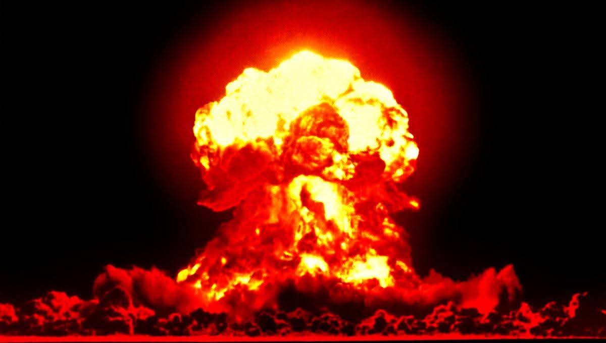 sahelbrut's tweet photo. 🚨 ALERTE : VERS UN RETOUR DES BOMBARDEMENTS ? 🇺🇸🇮🇷
​Donald Trump durcit radicalement le ton face à l'Iran et évoque la fin du cessez-le-feu :
​« Malheureusement, nous devrons recommencer à larguer des bombes. Si nous ne parvenons pas à un accord, nous recevrons la poussière nucléaire sous une autre forme... bien plus hostile. » ☢️💥
​Le spectre d'une guerre totale revient sur le devant de la scène. La diplomatie est-elle morte ?
​#Trump #Iran #Guerre #USA #Nuclear #Geopolitique