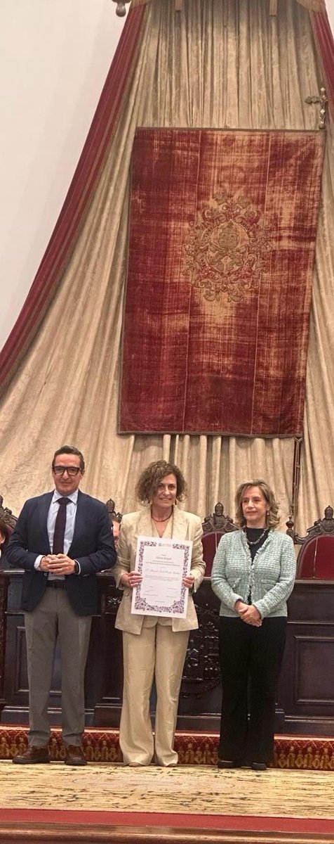 uadle_usal's tweet photo. Hoy la directora de la UADLE, Mercedes I. Rueda Sánchez, ha sido galardonada con el Premio “Gloria Begué” a la Trayectoria de Excelencia en la Docencia otorgado por la Universidad de Salamanca. https://t.co/fkRhXDPrAU