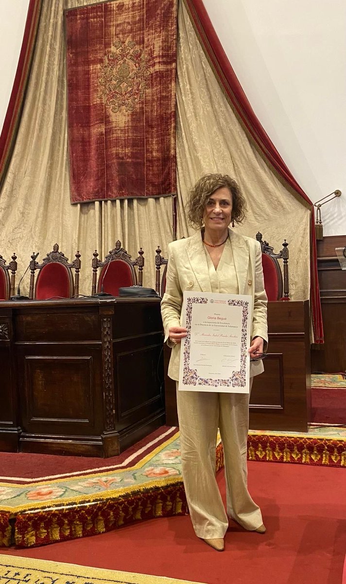 uadle_usal's tweet photo. Hoy la directora de la UADLE, Mercedes I. Rueda Sánchez, ha sido galardonada con el Premio “Gloria Begué” a la Trayectoria de Excelencia en la Docencia otorgado por la Universidad de Salamanca. https://t.co/fkRhXDPrAU