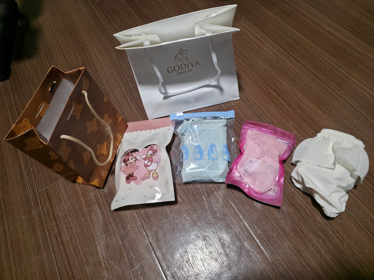 そして本日の狂気ポイント紹介はメイドさんたちの献上ぱんつの渡し方に個性を持たせるために作った資料写真です。 