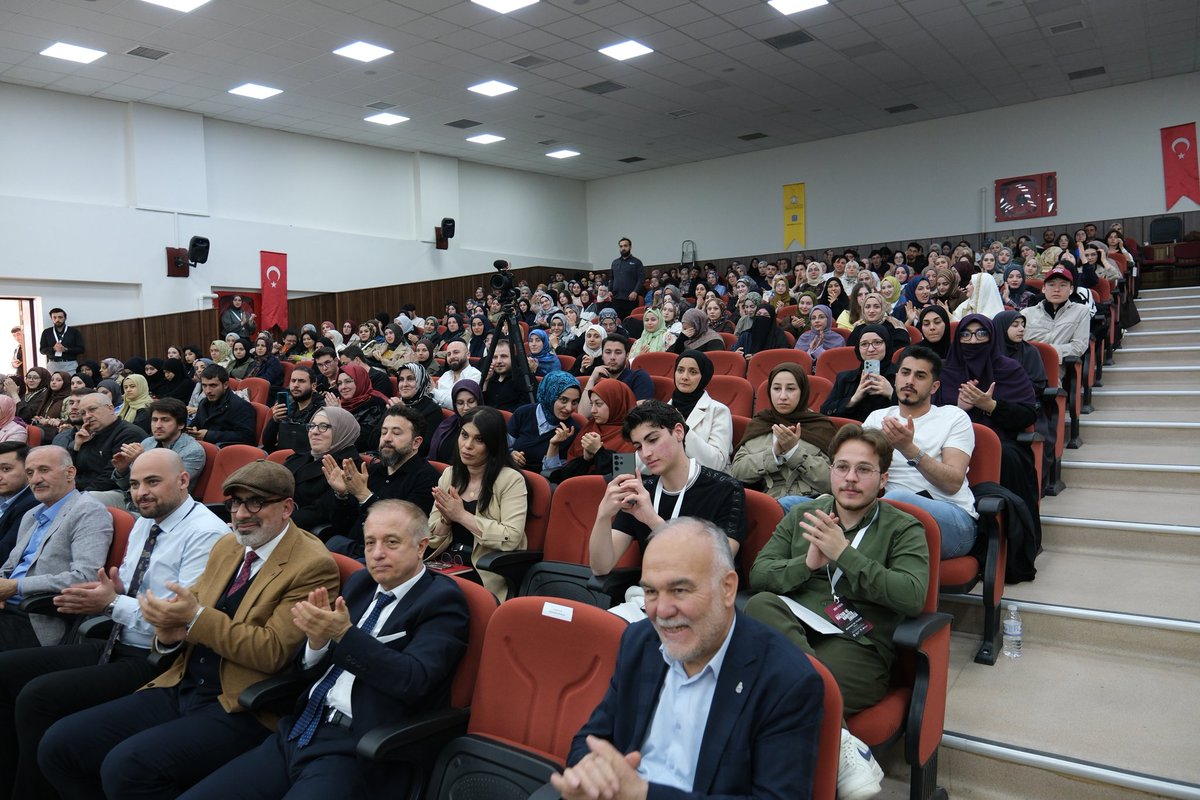 Hasan_zann1's tweet photo. Vizyonumuza inanarak salonlara sığmayan gençlerimize; ufuk açan tecrübeleriyle zirvemizi onurlandıran tüm diplomatik ve akademik protokolümüze şükranlarımı sunuyorum. https://t.co/cylYP0igbf