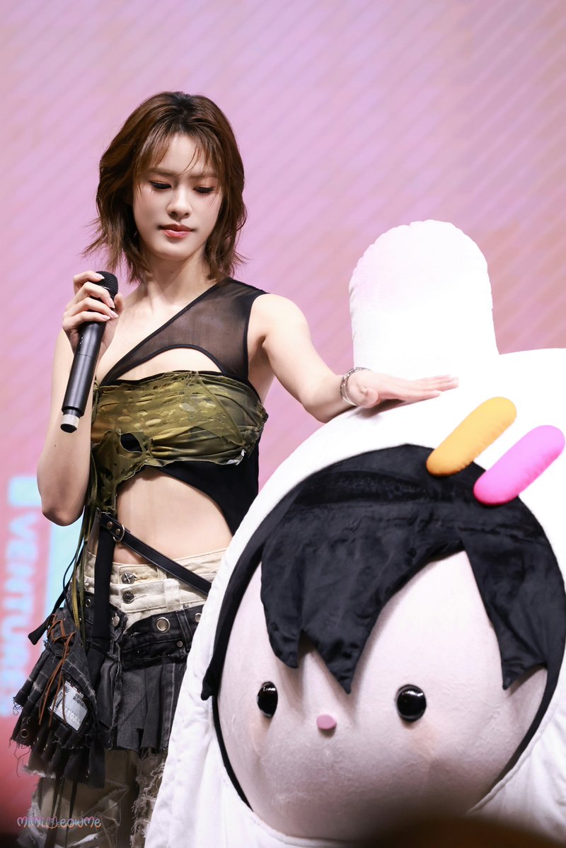 мιмιмєσωмє ≽^-⩊-^≼ tweet media