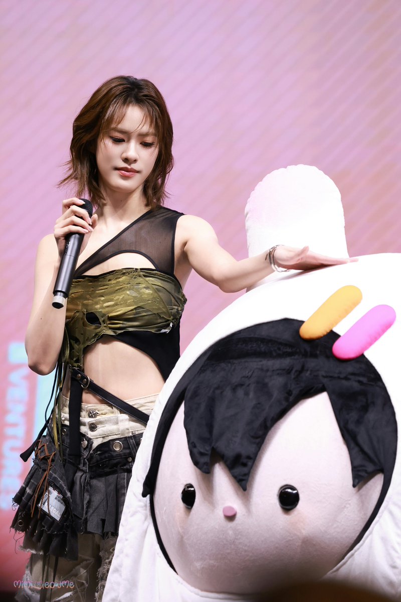 мιмιмєσωмє ≽^-⩊-^≼ tweet media