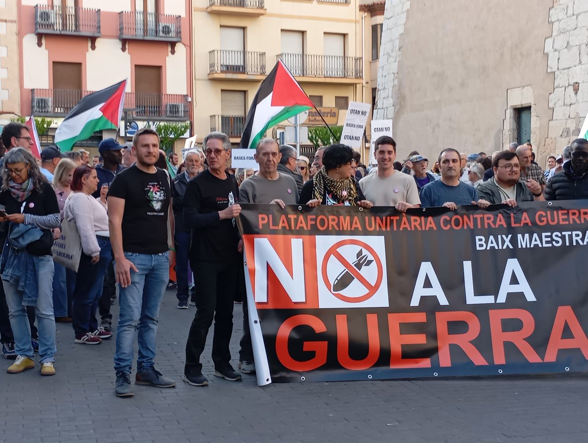 Decidim_'s tweet photo. 📍 Vinaròs
Ahir, Decidim, amb una quarantena de col·lectius, al carrer contra la guerra ✊🕊️
No en el nostre nom.
#NoALaGuerra #Vinaròs #Pau #StopWar
#Decidim #PaísValencià https://t.co/v70kQyjGnN