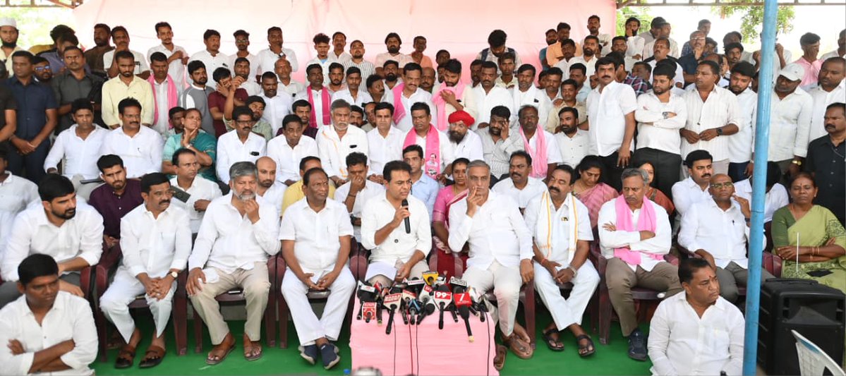 ✳️ ఏప్రిల్ 20వ తేదీన జగిత్యాలలో నిర్వహించనున్న బీఆర్ఎస్ అధినేత కేసీఆర్ ప్రజా ఆశీర్వాద సభా ప్రాంగణాన్ని సందర్శించిన అనంతరం, పార్టీ సీనియర్ నేతలతో కలిసి మీడియాతో మాట్లాడిన బీఆర్ఎస్ వర్కింగ్ ప్రెసిడెంట్ <a href="/KTRBRS/">KTR</a> 👇 

♦️ జగిత్యాలలో కోలాహలం, ఒక పండుగ వాతావరణం ఇవ్వాళ అందరికీ కనబడుతోంది.