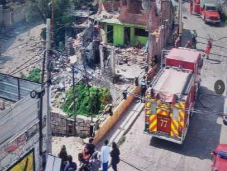 COENPeru's tweet image. 📢 #Arequipa | Se registró una explosión de materiales pirotécnicos el 17/4, que ocasionó daños en una vivienda en el distrito de #Miraflores, provincia de Arequipa. Tres personas resultaron lesionadas y fueron evacuadas por personal del @cgbvpoficial al Hospital Regional