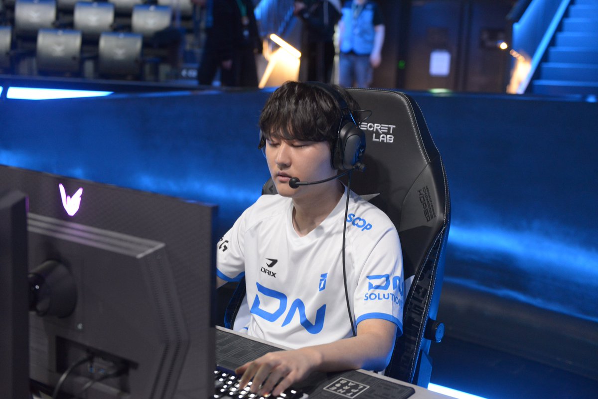 ShadowCorpAgent's tweet photo. Today's Photo #LCK📷
2026-04-18
@Pyosik_lol in #DNS
@lolClozer in #DNS
#deokdam in #DNS
#Quantum in #DNS
#Shadowcorp #Pyosik #Clozer #Deokdam #Quantum #Esports #Agency https://t.co/14OtiKZ5tV