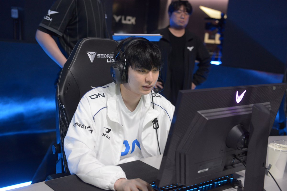 ShadowCorpAgent's tweet photo. Today's Photo #LCK📷
2026-04-18
@Pyosik_lol in #DNS
@lolClozer in #DNS
#deokdam in #DNS
#Quantum in #DNS
#Shadowcorp #Pyosik #Clozer #Deokdam #Quantum #Esports #Agency https://t.co/14OtiKZ5tV