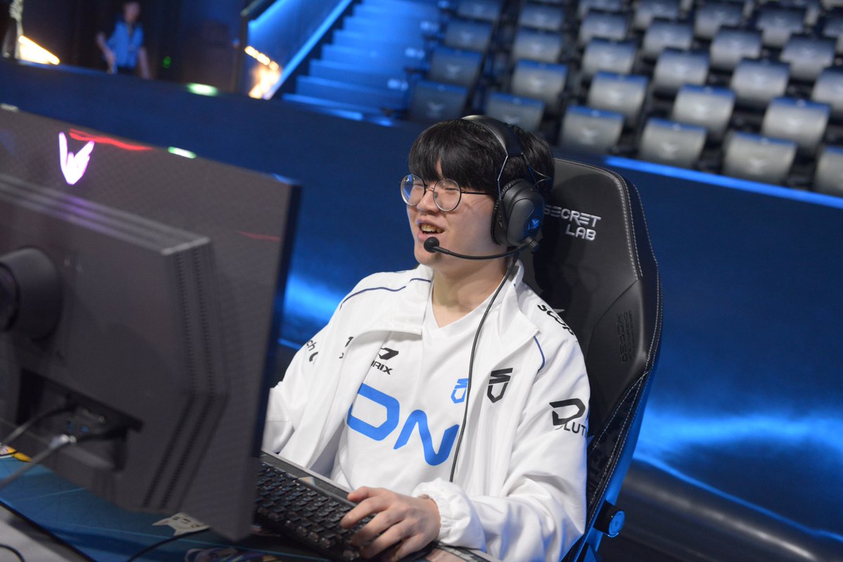 ShadowCorpAgent's tweet photo. Today's Photo #LCK📷
2026-04-18
@Pyosik_lol in #DNS
@lolClozer in #DNS
#deokdam in #DNS
#Quantum in #DNS
#Shadowcorp #Pyosik #Clozer #Deokdam #Quantum #Esports #Agency https://t.co/14OtiKZ5tV
