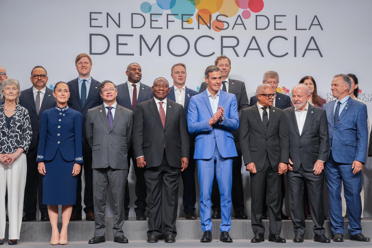 infopresidencia's tweet photo. El Presidente @petrogustavo se reunió con líderes progresistas mundiales en Barcelona por la defensa de la democracia. https://t.co/U6PKjtoQWe