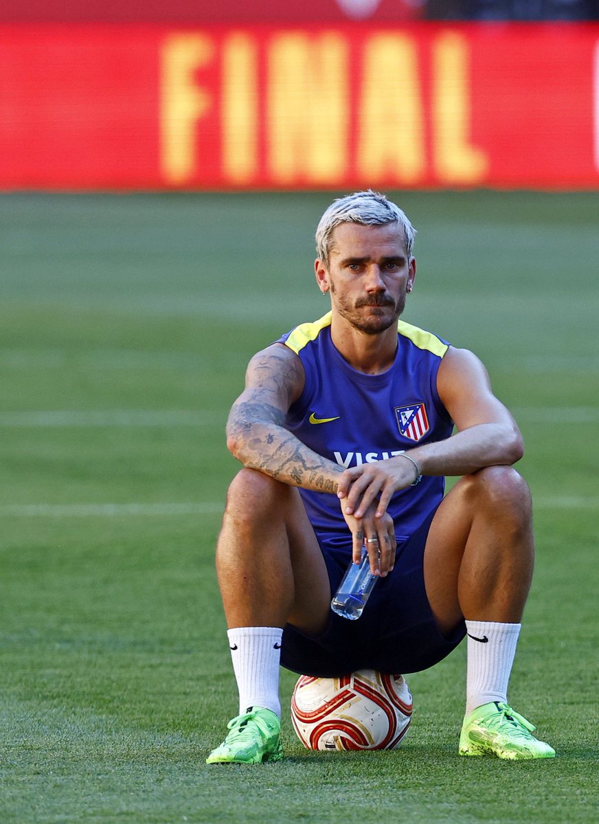 HugoDpz_'s tweet photo. Voir que la majorité de la planète football s’accorde à dire qu’Antoine mérite de remporter les titres qui l’attendent, me rend heureux.

Une reconnaissance essentielle à la légende du football qu’il est. https://t.co/sXYY5swgjP