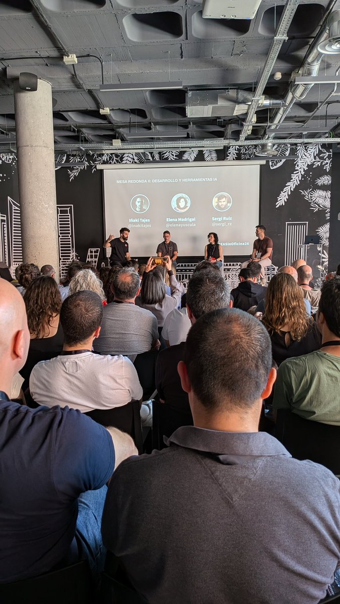 Lara Capeáns tweet media