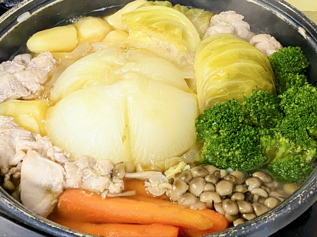今日の晩ご飯と昼ご飯🍚
お昼は海老と帆立とレタスの炒飯、夜は昆布だしの和風ポトフを作りました。
数日前に美味しそうな炒飯の写真がTLに流れてきて炒飯食べたいてなってたのと、でっかい新玉葱を使い切りたく丸ごと鍋に入れてみました。美味しかったです！！