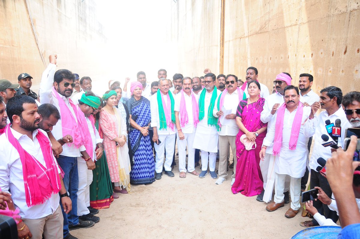 Gandraofficial's tweet photo. నేడు ఉమ్మడి వరంగల్ జిల్లా @BRSparty నేతలు @EDRBRS @shankarnaik_b @dasyamofficial @ArooriRamesh @GandraJyothi @KVRBRS1 @puttamadhu_1 @jakku_rake37164 @Brs_Kavitha గార్ల తో కలిసి రైతుల కల్పతరువు కాళేశ్వరం ప్రాజెక్ట్ సందర్శించడం జరిగింది. https://t.co/zHBkhTbuUW