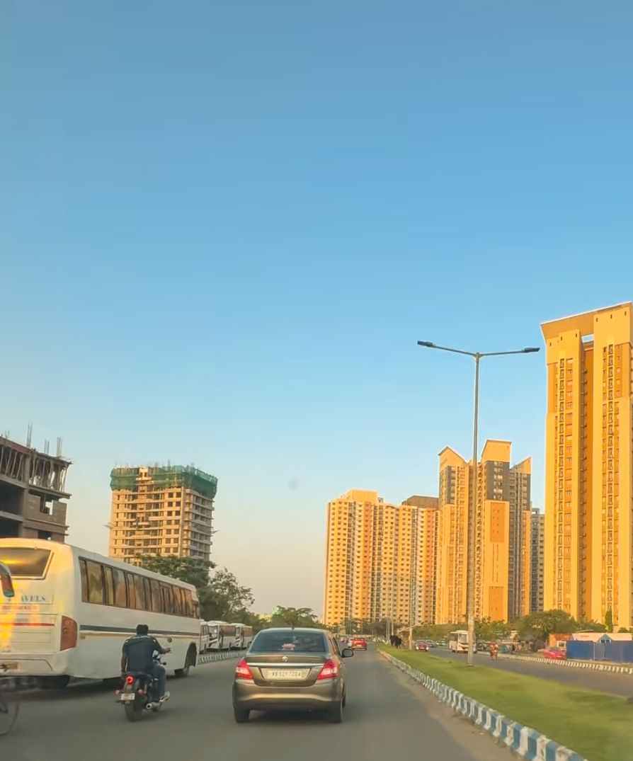 lofITechie's tweet image. Mahisbathan skyline, a place between New Town and Sector V

On the left - Benchmark Aspire rising to the already sky high residential towers on the right.
5 more coming with Sugam The Crown

#kolkata