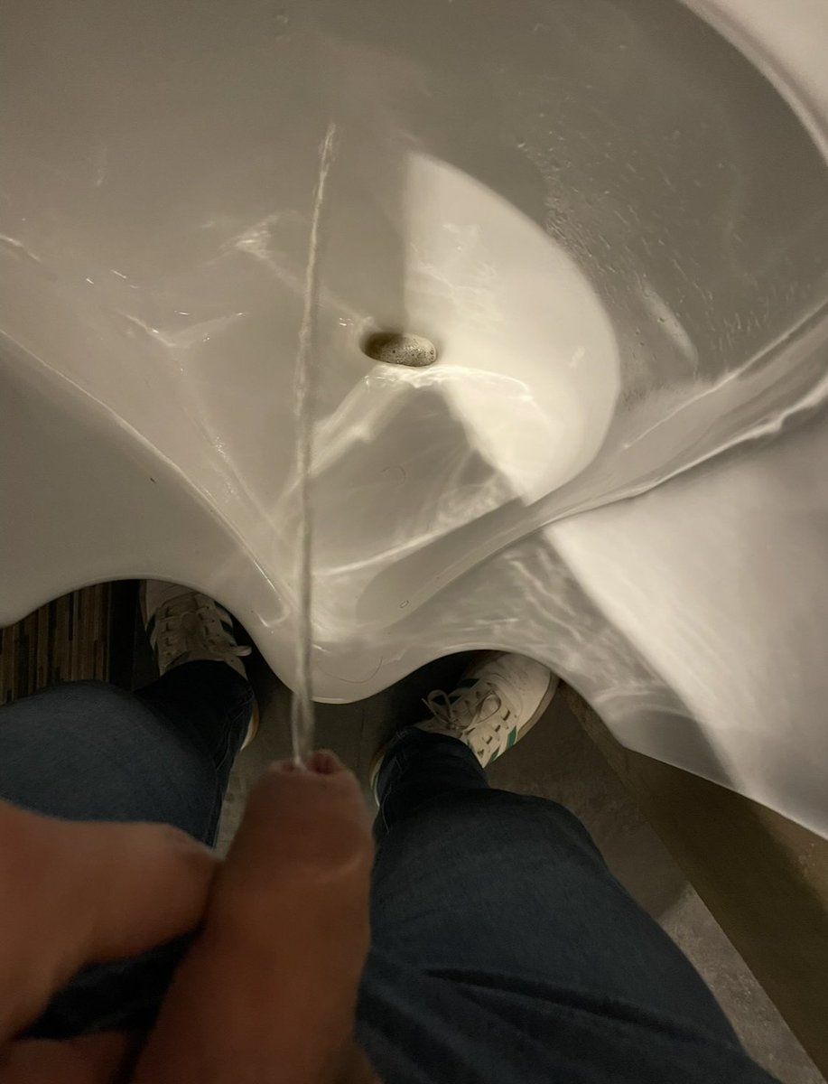 RaboVkas's tweet photo. Hora de la #cerveza zorras. 
Tu pagas las rondas y yo las leo sobre tu boca.
#Piss
#Zorras
#findomdrains 
#CopaDelRey https://t.co/GLyACyHyZL