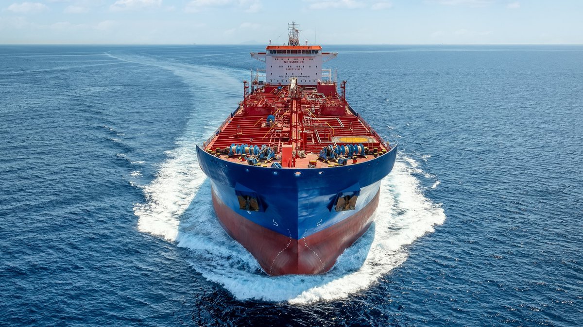 MainaMuazu's tweet photo. An Indian oil tanker was fired upon by IRGC Navy gunboats and forced to turn around, after attempting to cross the Strait of Hormuz without Iranian approval https://t.co/DL9TrhcRi0