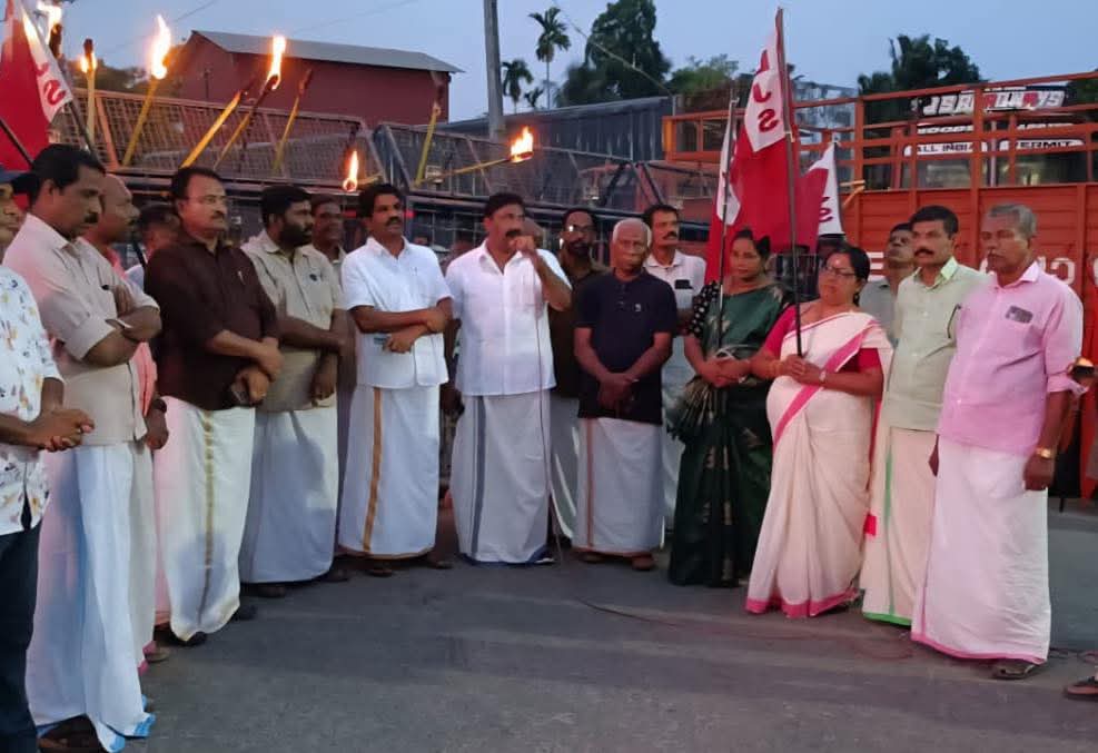 വിഷു ദിനത്തിൽ ഹൈന്ദവ വിശ്വാസങ്ങളെ അപമാനിക്കുന്ന തരത്തിൽ ഭഗവാൻ ശ്രീ കൃഷ്ണനെ അപമാനിക്കുന്ന വിദ്വേഷ പരസ്യത്തിന് എതിരെ BDJS പ്രതിഷേധം.
പക്ഷെ കേരള BJP 
ദേവസ്വം ബോർഡ്‌  
ദേവസ്വം മന്ത്രി  
സർക്കാർ മ
കോൺഗ്രസ്സ് ഹിന്ദു നേതാകൾ മൗനം 
അരമന വിഷയം ആയിരുന്നു എങ്കിൽ KJP കേരള ബന്ദ് നടത്തിയേനെ