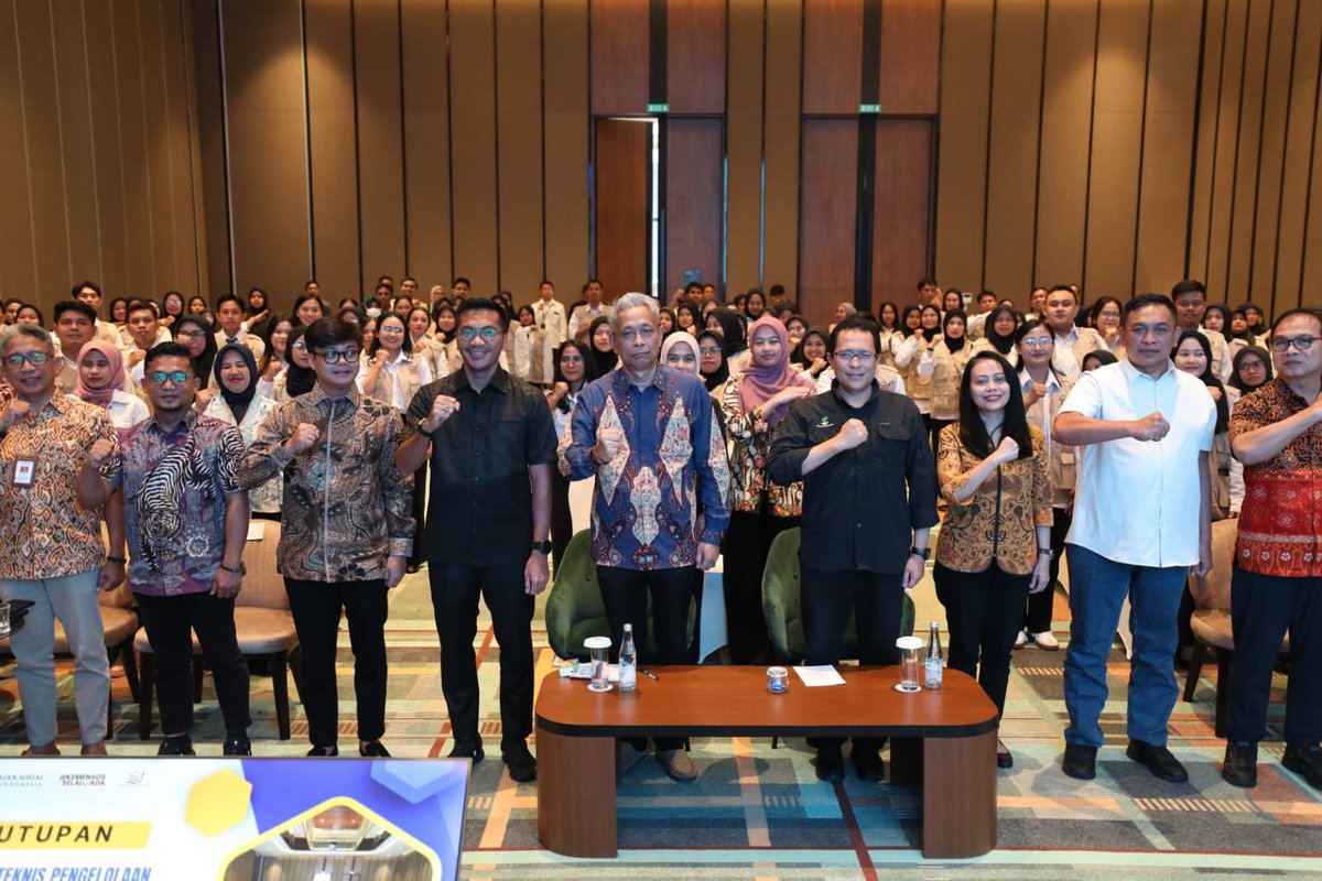 KemensosRI's tweet photo. Wakil Menteri Sosial (Wamensos) Agus Jabo Priyono menekankan bahwa para pengelola perpustakaan di Sekolah Rakyat tidak hanya bertugas memberikan ilmu pengetahuan bagi murid-murid. Tetapi juga mengubah pola pikir atau mindset agar lebih gemar membaca. https://t.co/lHA26W1xib