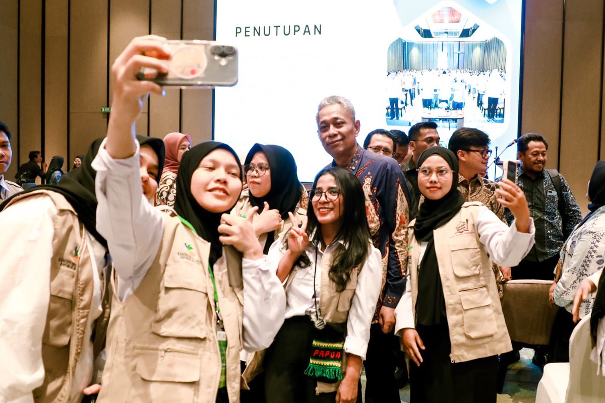 KemensosRI's tweet photo. Wakil Menteri Sosial (Wamensos) Agus Jabo Priyono menekankan bahwa para pengelola perpustakaan di Sekolah Rakyat tidak hanya bertugas memberikan ilmu pengetahuan bagi murid-murid. Tetapi juga mengubah pola pikir atau mindset agar lebih gemar membaca. https://t.co/lHA26W1xib