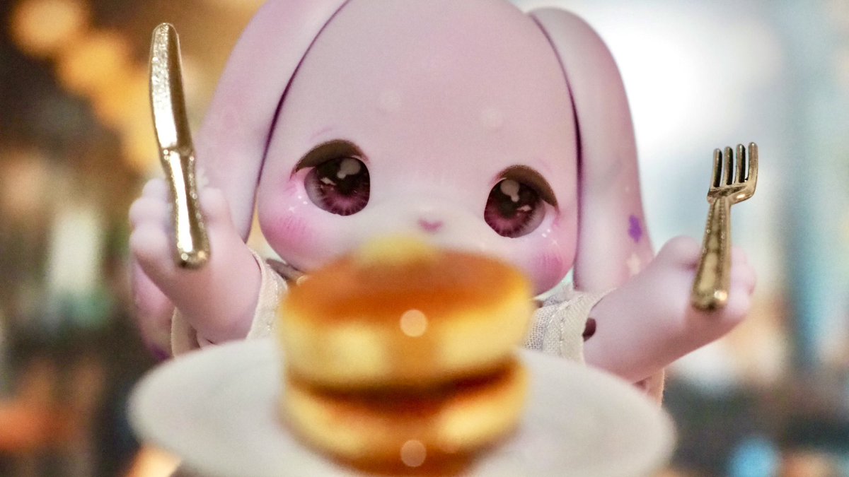 作家様から購入しましたミニチュアパンケーキ🥞
ふわふわのパンケーキと、てっぺんでとろけたバターがおいしそうです！

🐰いただきま〜す！
#kumukuku