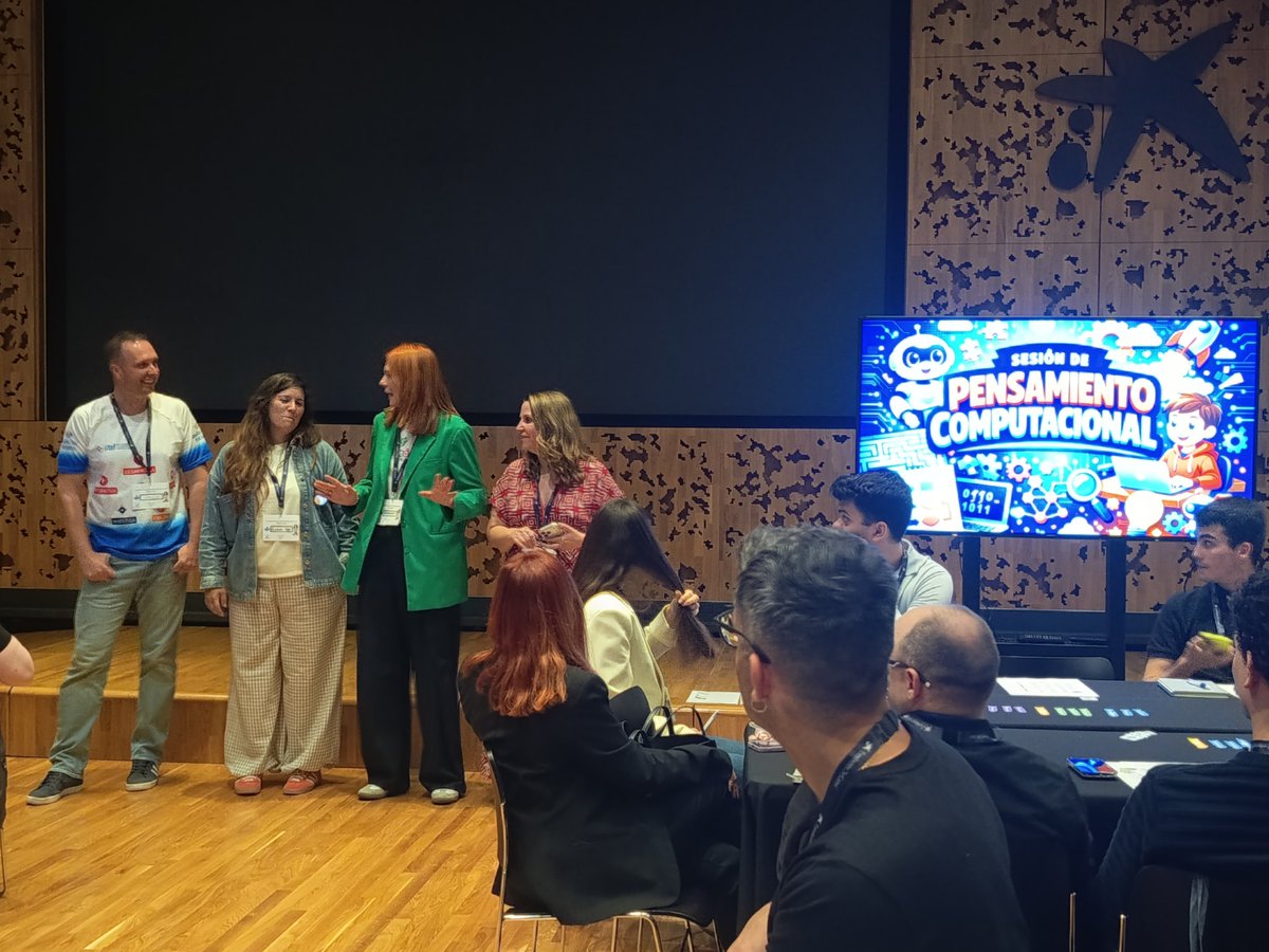 AmeliaGrandaPin's tweet photo. Aprendiendo en el Taller de Pensamiento Computacional y Robótica en la #EduJornada de las #CharlasEducativas y del #claustrovirtual, gracias a @imgende @barbarami1977, Pablo Duo, @alehoppp y @azaruski https://t.co/fVhQnD5s08