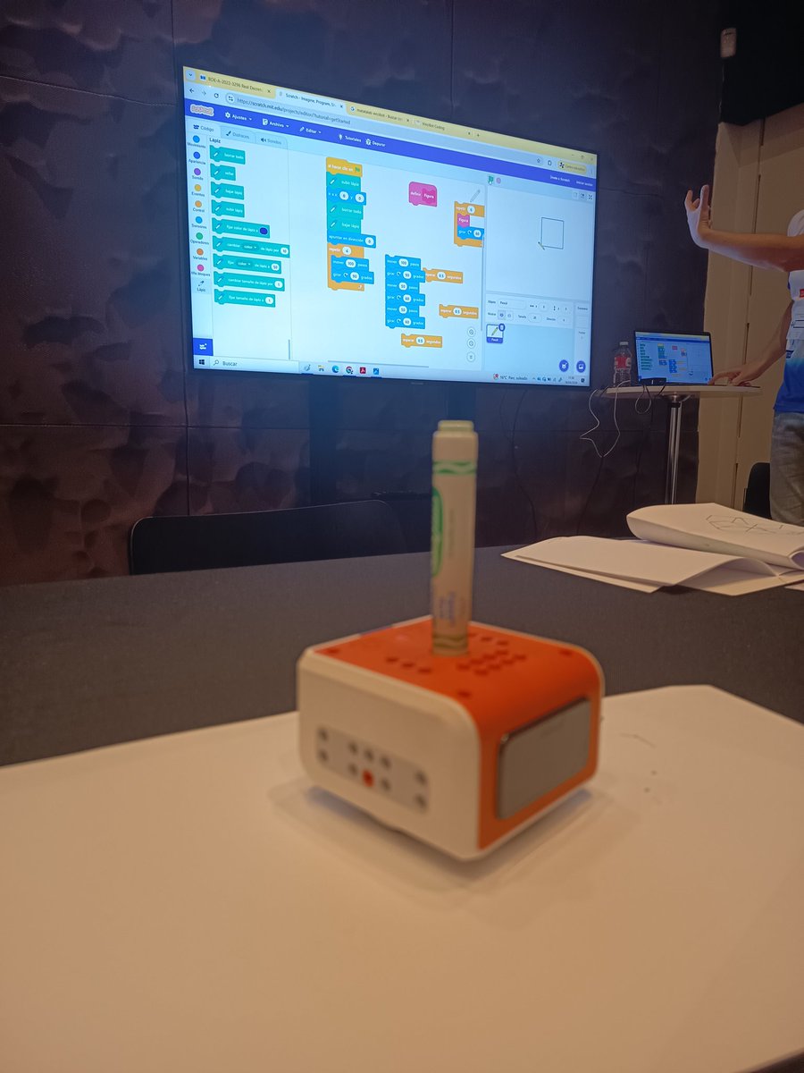 AmeliaGrandaPin's tweet photo. Aprendiendo en el Taller de Pensamiento Computacional y Robótica en la #EduJornada de las #CharlasEducativas y del #claustrovirtual, gracias a @imgende @barbarami1977, Pablo Duo, @alehoppp y @azaruski https://t.co/fVhQnD5s08