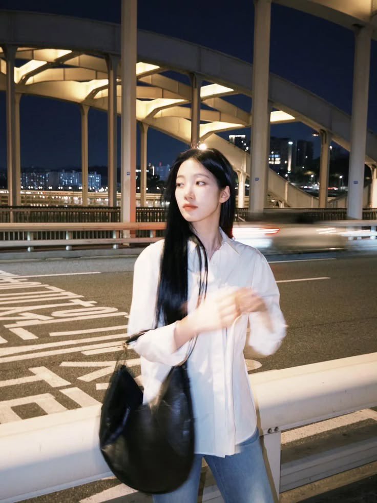 RockinBurst's tweet image. Yang nonton konser vs yang #ngikut.