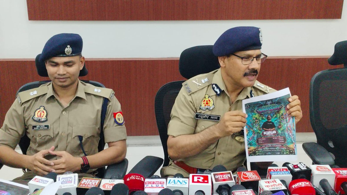 kanpurnagarpol's tweet photo. अवैध मादक पदार्थों के विरुद्ध चलाए जा रहे अभियान के क्रम में थाना नवाबगंज पुलिस को मिली महत्वपूर्ण सफलता..

श्री सुमित सुधाकर रामटेके, अपर पुलिस उपायुक्त (ऑपरेशन्स) के नेतृत्व में नवाबगंज पुलिस टीम द्वारा एनआरआई सिटी गेट के पास स्थित होटल में छापेमारी कर 02 अभियुक्तों—
1.मोहम्मद फरदीन निवासी जाजमऊ, 2.मोहित जायसवाल निवासी फजलगंज कानपुर नगर को गिरफ्तार किया गया।
अभियुक्तों के कब्जे से कुल- 0.15 ग्राम एलएसडी, 5.49 ग्राम चरस, 23.47 ग्राम गांजा, 0.60 ग्राम हशीश, 1.19 ग्राम कोकीन, 05 अदद क्रशर, 01 पैकेट स्मोकिंग फिल्टर, 04 पैकेट स्मोकिंग पेपर, 02 मोबाइल फोन एवं ₹49,200 नगद बरामद हुए हैं।
गिरफ्तारी/बरामदगी के आधार पर अभियुक्तों के विरुद्ध धारा 8/22 NDPS Act के अंतर्गत अभियोग पंजीकृत कर आवश्यक विधिक कार्यवाही की जा रही है।
बाइट-पुलिस आयुक्त श्री रघुबीर लाल।
https://t.co/pgDtLulf2Y
@Uppolice @Dcpcentralknr