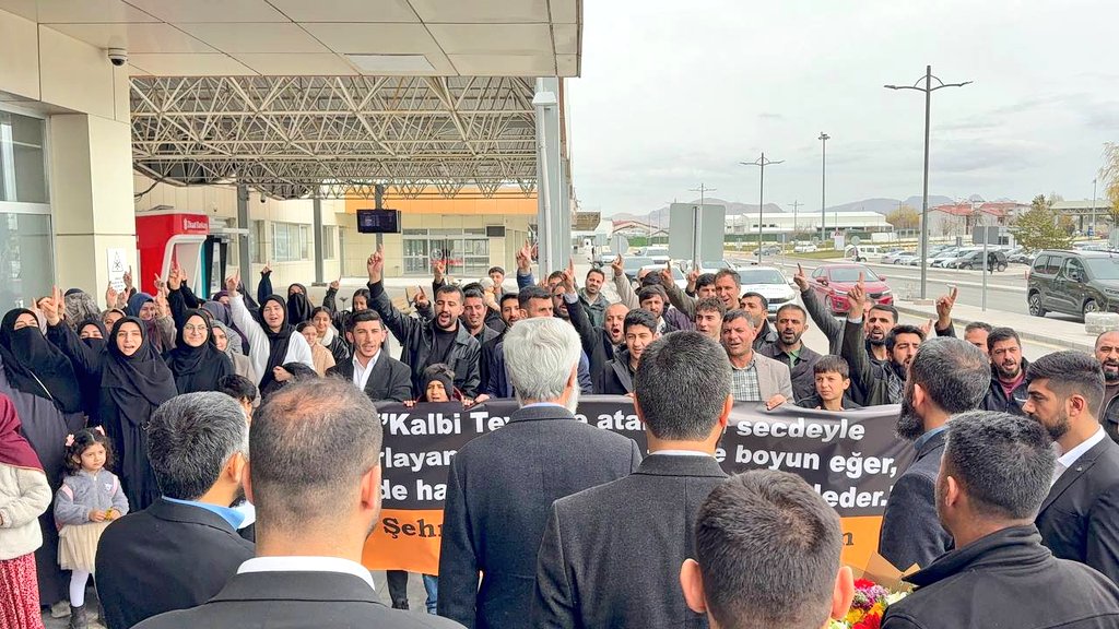 alparslankuytul's tweet photo. Alparslan Kuytul Hocaefendi, gerçekleştireceği konferans için gittiği Van'da talebeleri ve sevenleri tarafından coşkuyla karşılandı.

AlparslanHoca Vanda
#FurkanKonferansları https://t.co/C7O98xvivK