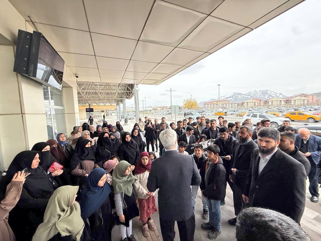 alparslankuytul's tweet photo. Alparslan Kuytul Hocaefendi, gerçekleştireceği konferans için gittiği Van'da talebeleri ve sevenleri tarafından coşkuyla karşılandı.

AlparslanHoca Vanda
#FurkanKonferansları https://t.co/C7O98xvivK