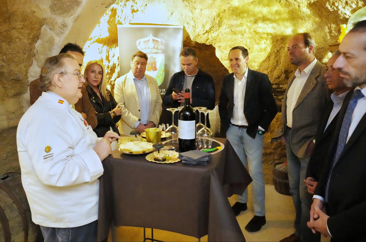Dip_Va's tweet photo. 🍴 El presidente @Conrado_Iscar ha asistido a la presentación de ‘Pincho y el postre del eclipse 2026’.

📍 La cita ha tenido lugar en Lagar Bodega, en Trigueros del Valle.

🔭 La iniciativa propone un pincho y un postre diseñados especialmente para conmemorar el eclipse total de sol.