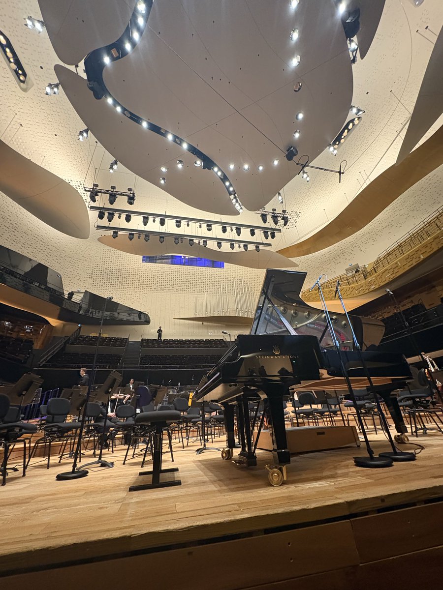 patrinia7's tweet photo. 17/04/2026
🇫🇷Philharmonie de Patis
Orchestre national d’Île-de-France
#MichelleMerrill
#FrankDüpree
Gershwin
Second Rhapsody
I Got Rhythm
Dupreeさんの音は華やかで全身で音楽を楽しんでいるのが伝わってくる
オケに渡す音が明確で安定感のあるアンサンブルが本当に心地よい
只々楽しくて幸せ https://t.co/goIoa3zQ4g