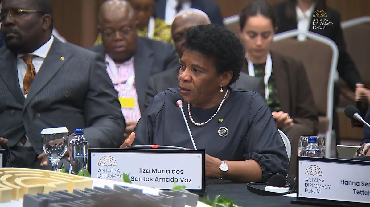 merhabafrika's tweet photo. 🇸🇹🌍 São Tomé ve Príncipe Demokratik Cumhuriyeti Dışişleri Bakanı Ilza Maria dos Santos Amado Vaz, Antalya Diplomasi Forumu’nda Afrika’nın küresel sistemde yalnızca bir yardım alıcısı değil, eşit haklara sahip stratejik bir ortak olması gerektiğini vurguladı.

🔺 Küresel karar alma mekanizmalarında daha adil temsil talep eden Vaz, teknoloji transferi, katma değerli üretim ve yerel kapasiteyi güçlendiren yatırımların önemine dikkat çekti.

🔺 Afrika’nın genç nüfusu ve kaynaklarıyla küresel sorunlarda izleyici değil, belirleyici bir aktör olabileceğini ifade etti.

@AntalyaDF 
#ADF2026 #Africa