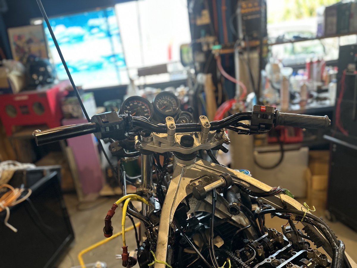 bubuluokinawa's tweet photo. 着々と登録に向けて南城市にありますファクトリーで整備が進むGPZ400R。バーハン化以外は全てノーマル仕様で方向性が決まりました!マフラーも綺麗になり取付完了。ヘッドカバーガスケット交換にプラグ交換、バルブクリアランス点検とまだまだ沢山です。#沖縄 #GPZ400R #GEEEK https://t.co/USjr2raGw5