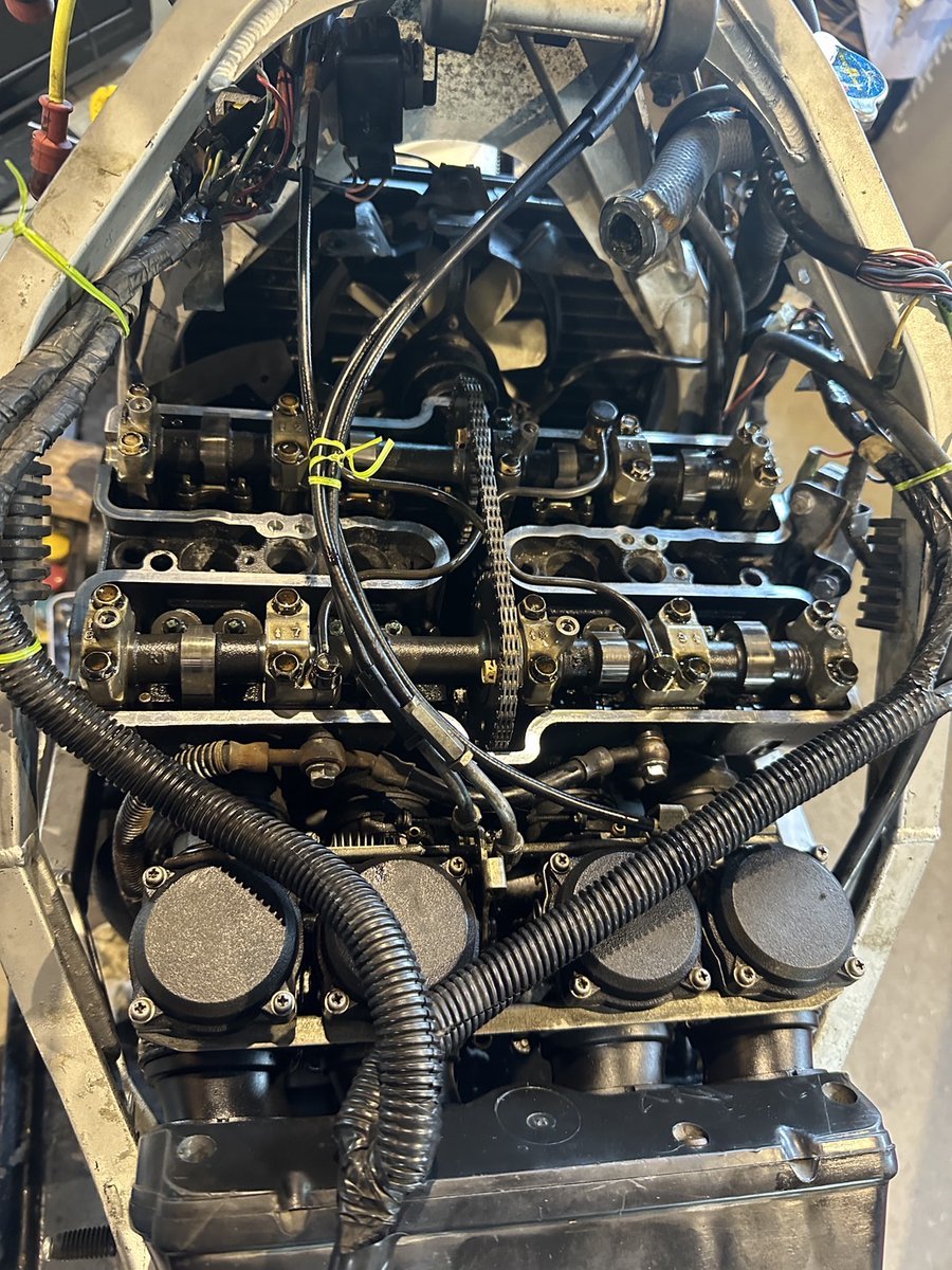 bubuluokinawa's tweet photo. 着々と登録に向けて南城市にありますファクトリーで整備が進むGPZ400R。バーハン化以外は全てノーマル仕様で方向性が決まりました!マフラーも綺麗になり取付完了。ヘッドカバーガスケット交換にプラグ交換、バルブクリアランス点検とまだまだ沢山です。#沖縄 #GPZ400R #GEEEK https://t.co/USjr2raGw5