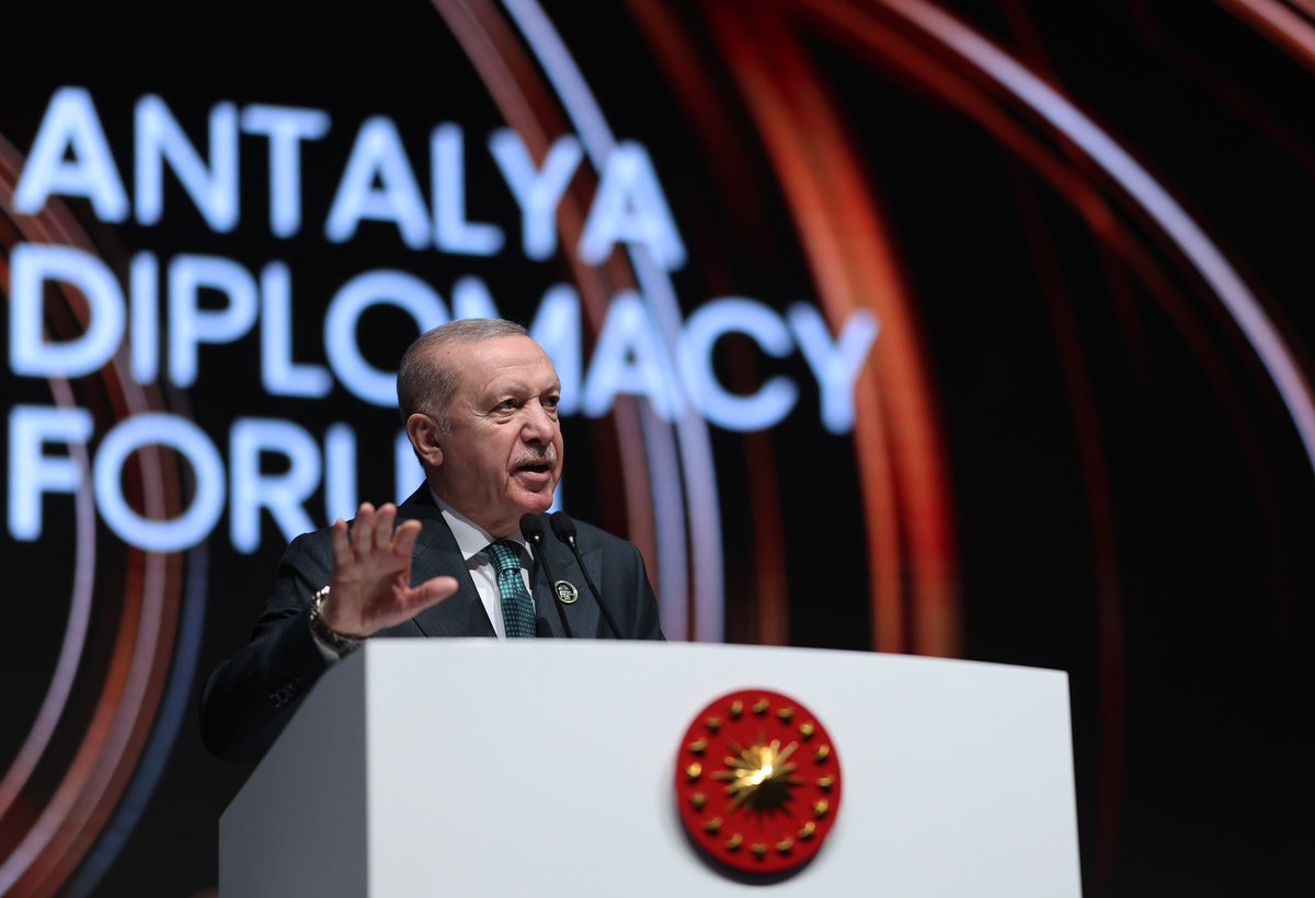 ProfDrDusak's tweet photo. 📍 #ADF2026 | Antalya

Cumhurbaşkanımız Sayın Recep Tayyip Erdoğan’ın himayelerinde, Dışişleri Bakanlığımızın güçlü organizasyonuyla beş yıl önce ileri görüşlü bir vizyonla hayata geçirilen #AntalyaDiplomasiForumu’nun bugün küresel diplomasinin en itibarlı, en etkili ve en çok takip edilen platformlarından biri haline gelmesi, Türkiye adına büyük bir gurur vesilesidir.

Savaşların, krizlerin ve belirsizliklerin arttığı bir dönemde; Antalya’dan yükselen bu diplomasi iradesi, ülkemizin barıştan yana duruşunu, çözüm üreten liderliğini ve dünyaya yön veren stratejik vizyonunu açıkça ortaya koymaktadır.

Bugün Antalya, yalnızca şehirlerin değil; vicdanın, diyaloğun ve küresel aklın da buluşma noktasıdır.
