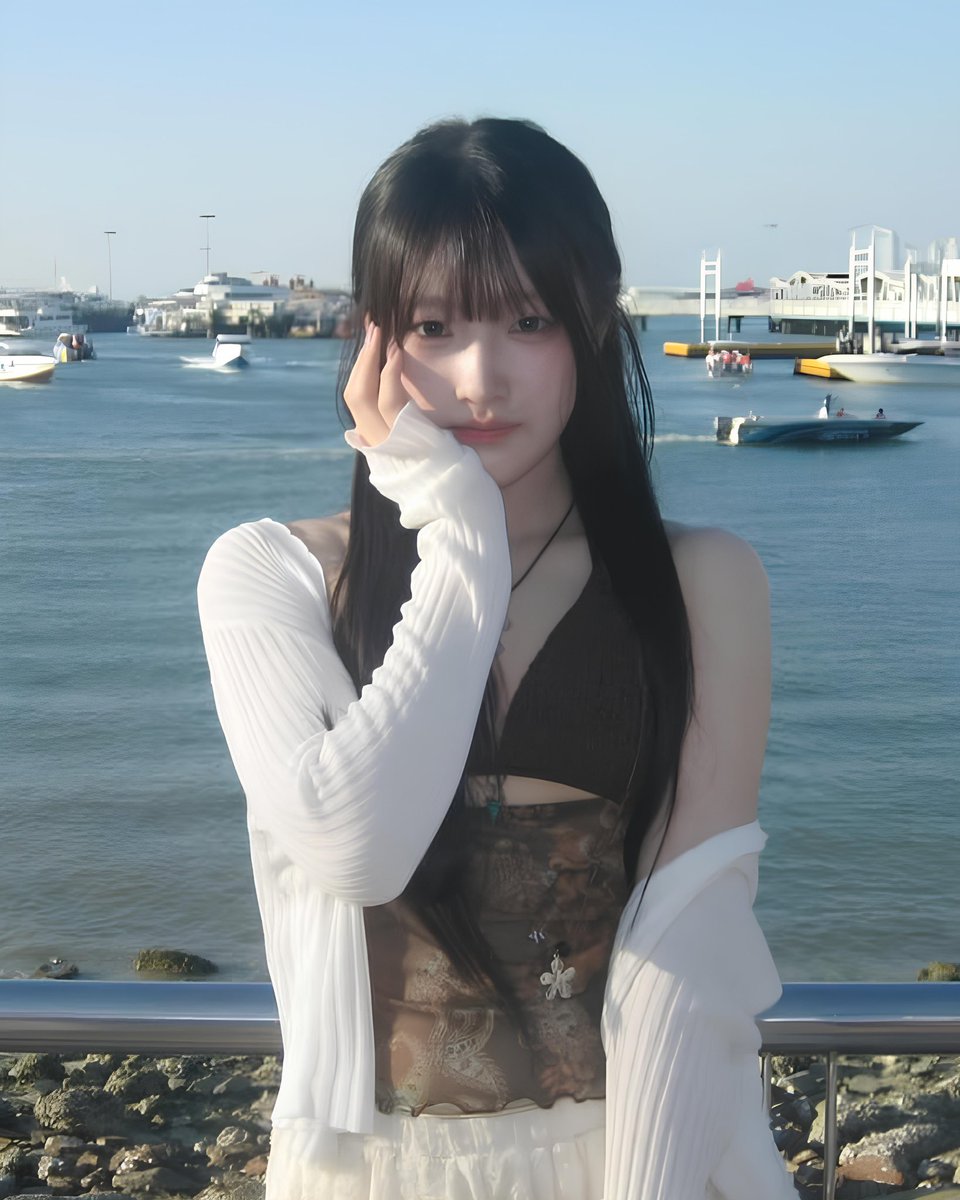 ตั้งแต่ตามวงมาคิดว่าซินดี้เป็นลูกครึ่งไทย-จีนมาตลอด 🇹🇭🇨🇳 แต่เพิ่งรู้จากไลฟ์ล่าสุดนี่แหละว่าเป็นเสี้ยวไทย เพราะพ่อก็เป็นลูกครึ่งอยู่แล้ว ส่วนแม่จีน 100% 

🇨🇳 75%
🇹🇭 25%

ไม่แปลกใจทำไมตอนเพลงไทยจีน พี่ในรุ่นเป็นห่วงถึงขนาดจะนัดไปเที่ยวจีนกันเองเลย รุ่น 4 น่ารักกันมากอะ #SindyBNK48