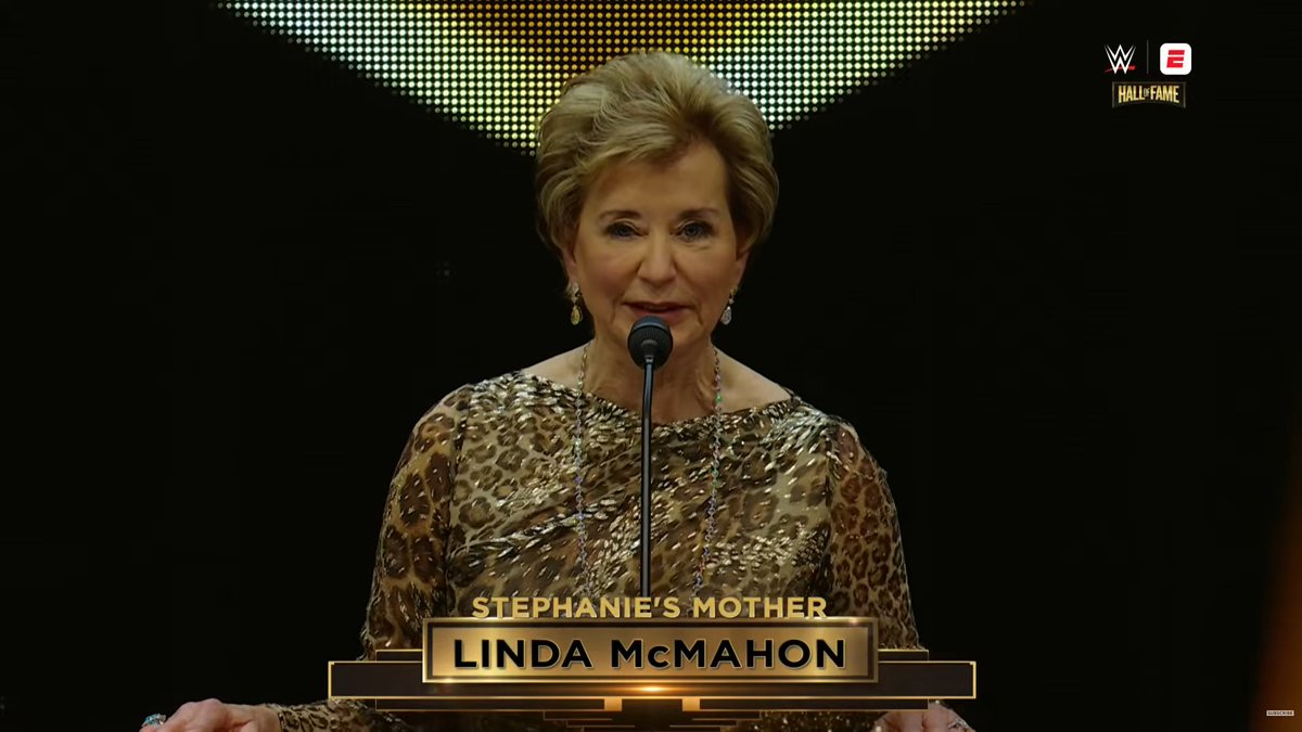 Creo que es de las primeras apariciones de Linda McMahon en WWE en muchísimo tiempo. Ya divorciada de Vince, por cierto, y en el gobierno de Trump. #WWEHOF