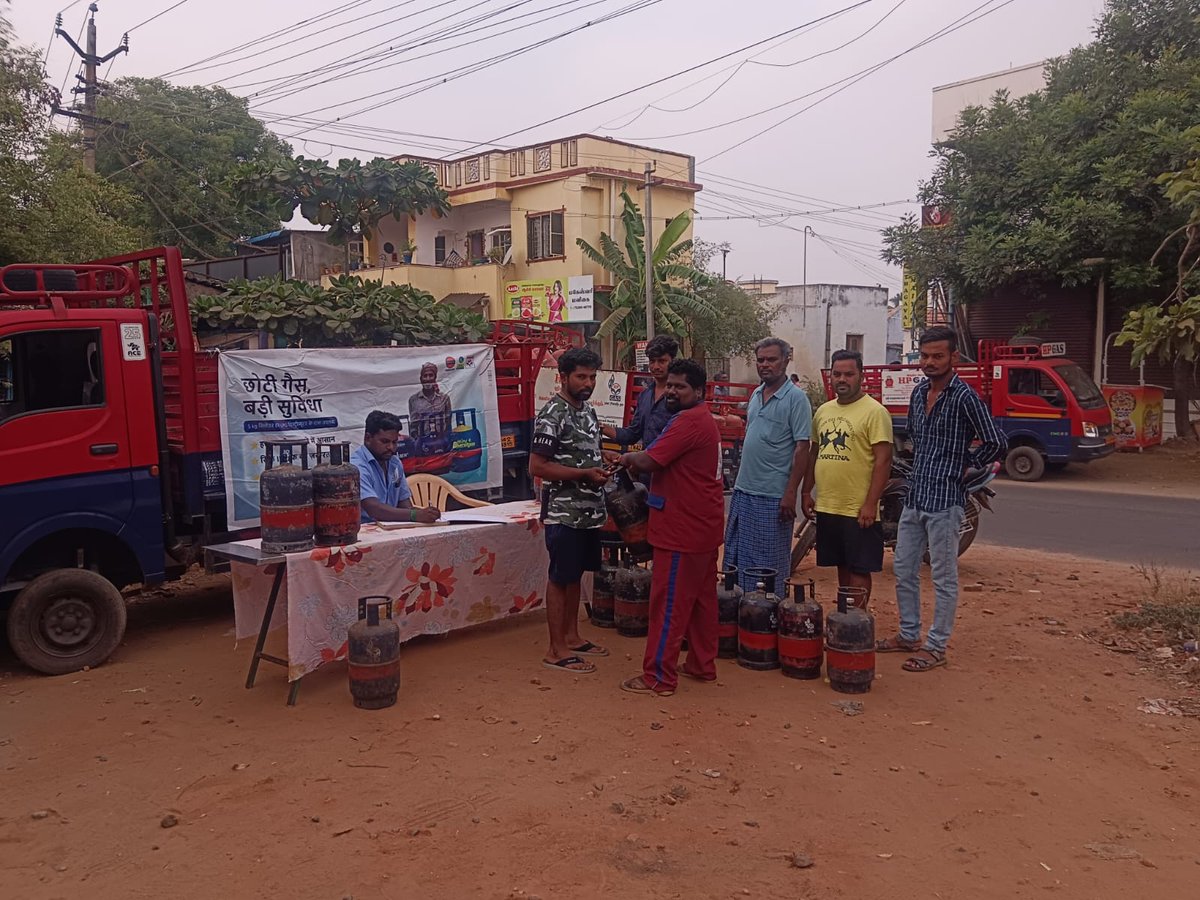 siddharth72011's tweet photo. @HPCL distributor Shri Mahalakshmi HP Gas organized a 5 kg FTL distribution camp today for our migrant labour community at Kovilvali in Tirupur.
Ignore the rumours &amp; visit your nearest HP Gas distributor to get one.
@dhruvkapil @HpclSz @HPCL_KochiLPG
@HardeepSPuri https://t.co/pZQfwMaoup