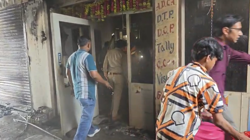 bstvlive's tweet image. मेरठ

➡कॉम्प्लेक्स में बनी दुकान में लगी आग 
➡दुकान में रखा लाखों का सामान जला
➡दमकल टीम ने बमुश्किल आग बुझाई 
➡ब्रह्मपुरी थाना क्षेत्र का है मामला

#Meerut #FireAccident #UttarPradesh @fireserviceup