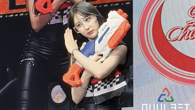 y2k1tties_'s tweet image. irme solita al #𝗺eǝ͞𝐭ing·𝗶𝗻·𝐇ong𝓚ong? claro que no! por eso que unimos nuestros pesitos y compramos tres asientos en primera fila, porque para demostrar todo nuestro #ye͝r𝕚sh·我·𝑙uv debíamos estar de las primeritas yes or yes! 

on͞e͞ 𖬺 ọn𝑙y ♬ ⋅.˳* #𝕤u𝚔i