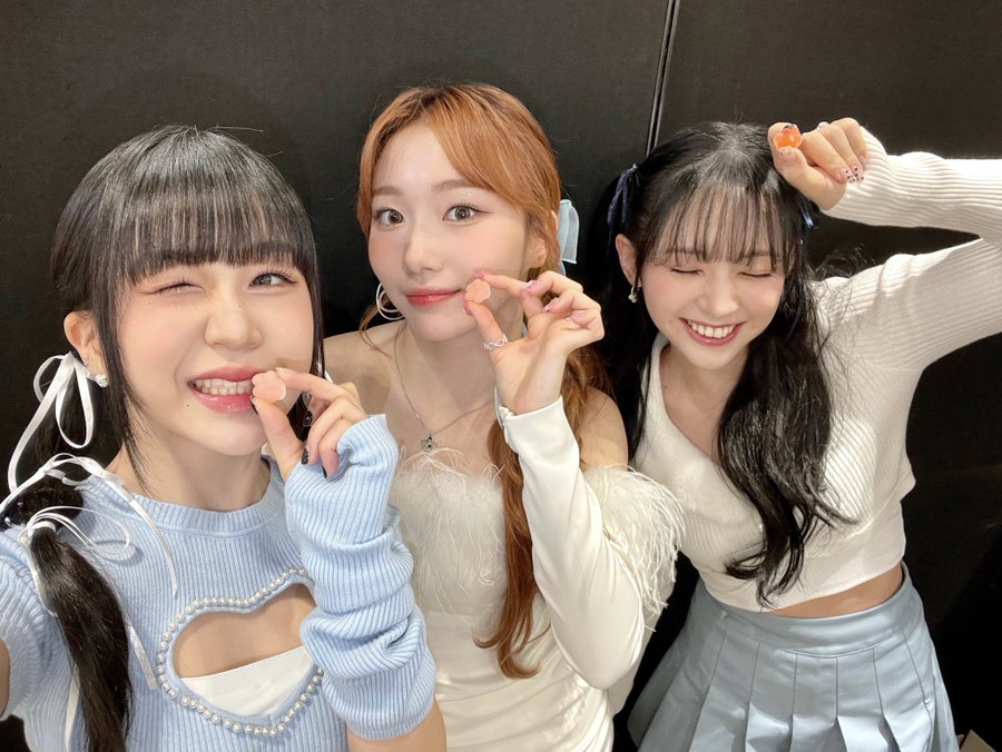 y2k1tties_'s tweet image. irme solita al #𝗺eǝ͞𝐭ing·𝗶𝗻·𝐇ong𝓚ong? claro que no! por eso que unimos nuestros pesitos y compramos tres asientos en primera fila, porque para demostrar todo nuestro #ye͝r𝕚sh·我·𝑙uv debíamos estar de las primeritas yes or yes! 

on͞e͞ 𖬺 ọn𝑙y ♬ ⋅.˳* #𝕤u𝚔i