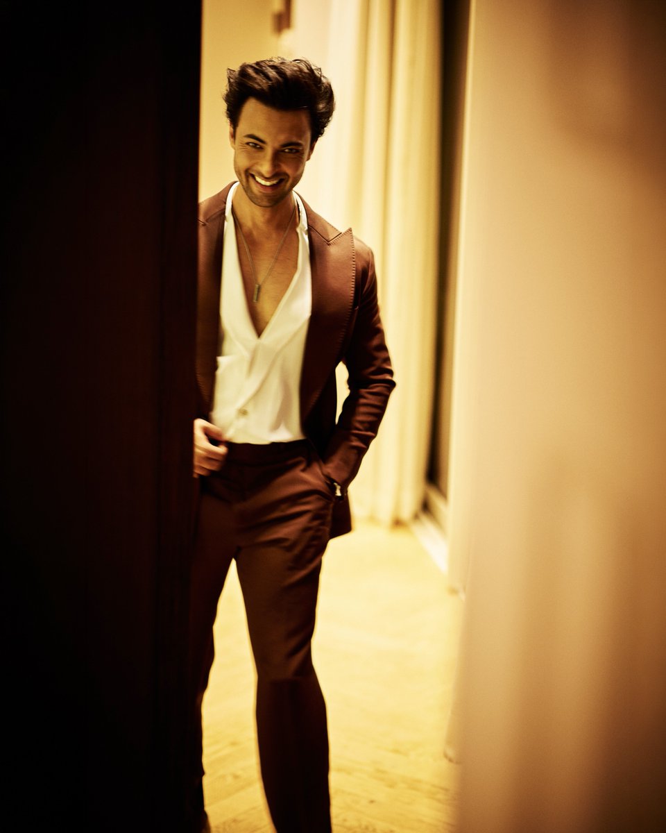 filmfare's tweet image. Dressed sharp and keeping it softer with “तैयार… और शुक्रगुज़ार।”

#AayushSharma hinting on a big announcement 📣 ? 
✨

#Celebs