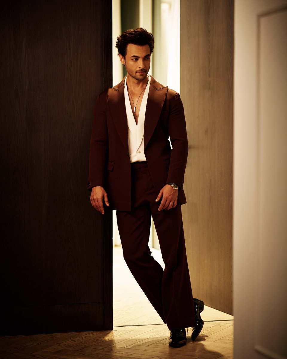 filmfare's tweet image. Dressed sharp and keeping it softer with “तैयार… और शुक्रगुज़ार।”

#AayushSharma hinting on a big announcement 📣 ? 
✨

#Celebs